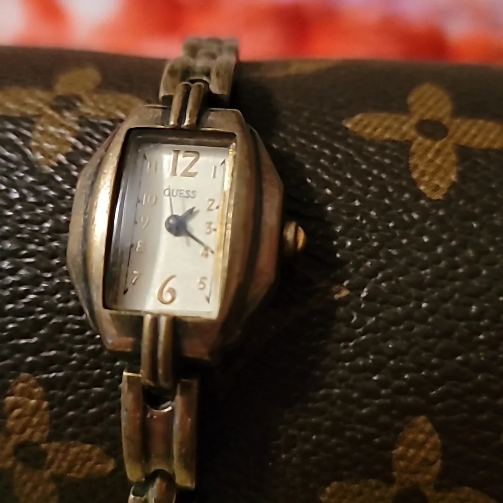 Vintage Guess Watch Womens‎ Bronze Tone Stainless Steel Classic White Dial 1996